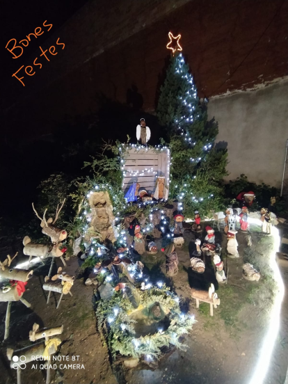 En el pueblo de Els Alamús Ramon y Paquita cada año nos deleitan con el belen gigante. Feliz navidad de parte  de tus vecinos.
