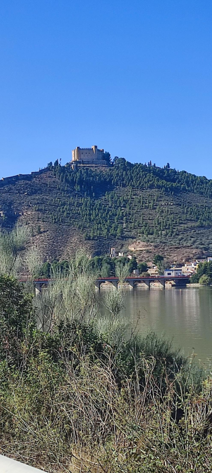 El castell de Mequinensa vigilan la cruïlla dels rius Segre i Ebre