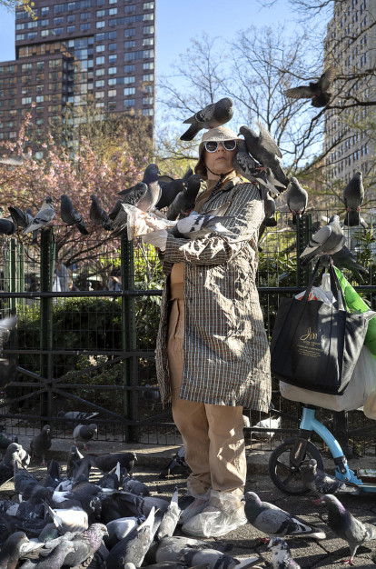 NEW YORK  es una ciutat impressionant per trobar gent de tota mena , aquesta dona estava literalment plena de coloms