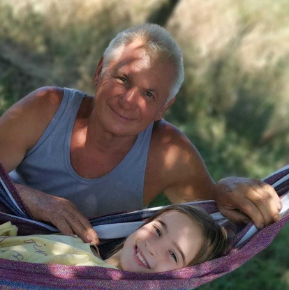 Foto del oncle Teo amb la seva nevoda Martina feta en Campesti (Romania) descansant al costat d'un llac en una hamaca en el jardí.