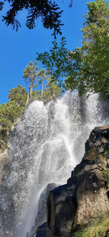 Cascada de Ratera a principis de setembre al parc d'Aigües Tortes