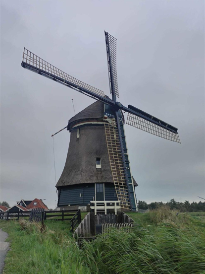 Essència holandesa. Foto 1 canal: aigua com a centre de la nostra existència. Foto 2: molí tradicional holandès