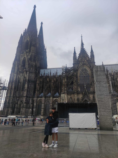 La majestuositat de la Catedral de Colònia, tan gran com l'amor entre germans.