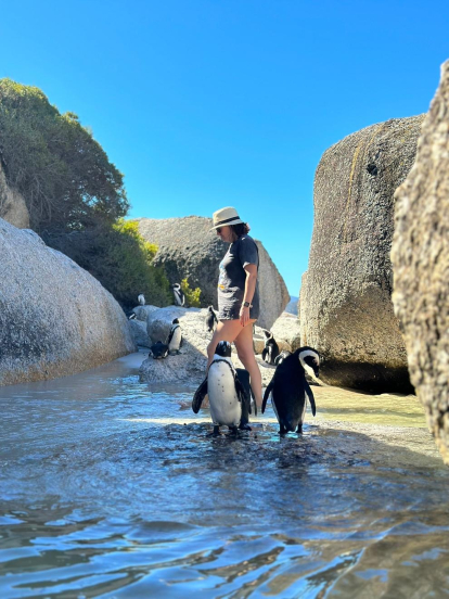 Viatjant per Sudáfrica, viatjant amb amigues i  passetjant entre pingüins.