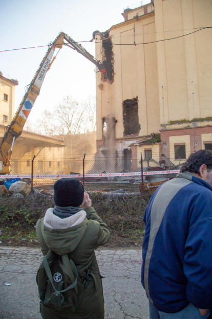 Veïns de Pardinyes es van concentrar ahir de nou des de primera hora del matí per intentar frenar una altra vegada la demolició de les antigues sitges del Senpa, on la Paeria impulsa la construcció d'un alberg per a temporers, però aquesta vegada les màquines van reprendre la demolició