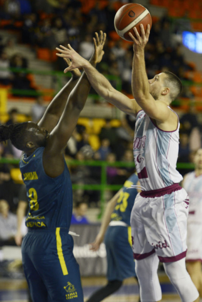 Gerard Encuentra, durant la presentació de l’equip abans de l’inici.