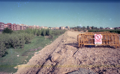 El 1999, el traçat del vial amb els primers moviments de terres.