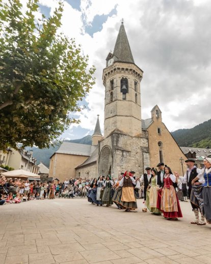 Lleida-Instituts-Sant Ignasi. Un nombrós públic va gaudir ahir a la tarda a la plaça d’Espanya d’un recital d’havaneres al colofó musical a la festa major d’aquest barri de la capital del Segrià. - PAERIA
