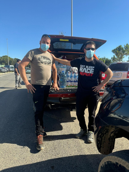 Albert Dardé y Julià Prado, de Cervera, ayer con mascarillas y con su vehículo lleno de material