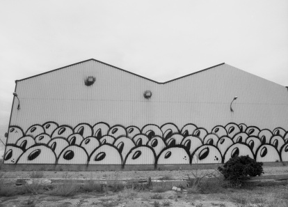 Grafiti en una paret lateral d’un magatzem, situat en un polígon als afores de Lleida.