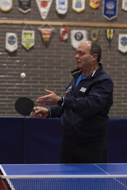 Coordinació. El tenis taula obliga els jugadors a mantenir l’equilibri alhora que han d’anticipar moviments, habilitat que el Parkinson atrofia. A la foto: Valentin Mesa.