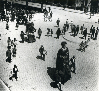 Els ‘gegants’ i ‘capgrossos’ desfilant per la Rambla de Ferran.