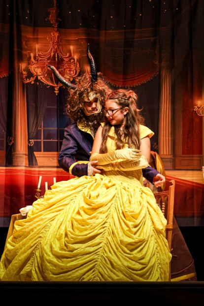 Los alumnos de 1.º de ESO del Colegio Mater Salvatoris triunfan con el musical 'Beauty and the Beast' en el Teatre de l'Acadèmia Mariana de Lleida.