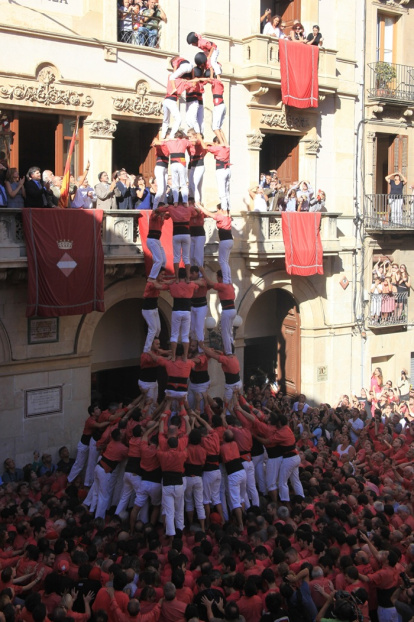 Valls és la capital dels castells i compta amb dos colles, una d’elles la Colla Vella dels Xiquets de Valls.