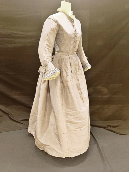 Vestit de la dècada de 1860, procedent del fons Balbina Alòs (cos MN 3472, faldilla MN 3473).