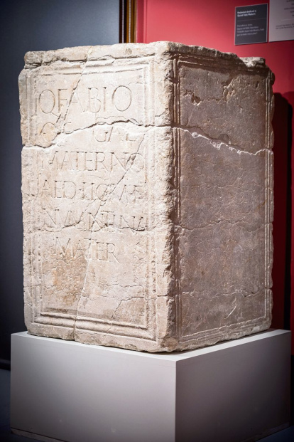 Pedestal sobre el qual s’aixecava una estàtua dedicada a Quint Fabi Matern.