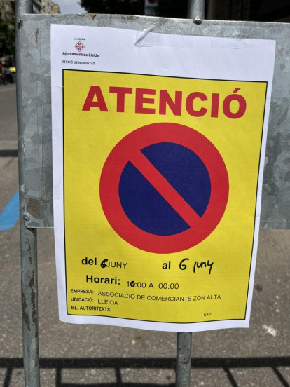 Un cartell que prohibia aparcar ‘modificat’ amb un retolador.