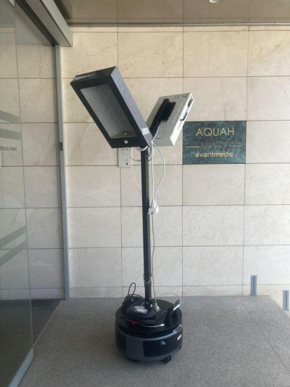 Robot amb llum xenó.