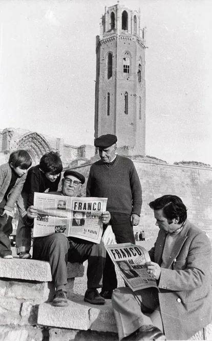 Expectació i incertesa. Moltes persones van celebrar la mort de Franco amb cava, en privat, mentre s’obria un període d’incertesa. Un recent baròmetre del CIS apunta que el 21,3% dels espanyols creu que els anys de la dictadura van ser bons o molt bons per a Espanya. - FONS GÓMEZ VIDAL/ARXIU FOTOGRÀFIC IEI