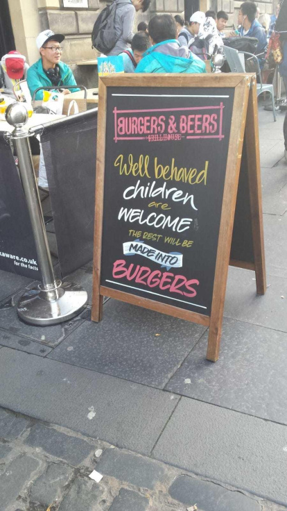 Fotos de cartells, senyals de trànsit o notificacions divertides.