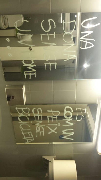 Fotos de cartells, senyals de trànsit o notificacions divertides.