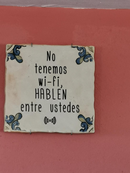 Fotos de cartells, senyals de trànsit o notificacions divertides.