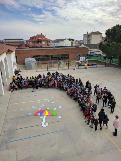 Centenares de alumnos de las comarcas leridanas se añadieron a la celebración del Día Escolar de la No violencia y la Paz, que tiene lugar cada 30 de enero coincidiendo con el aniversario de la muerte del líder pacifista Mahatma Gandhi.