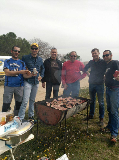 Centenares de leridanos despiden la Semana Santa en las zonas de picnic y de barbacoas.