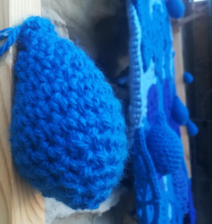 El pom d'una porta, una abella en una flor, una mà,...