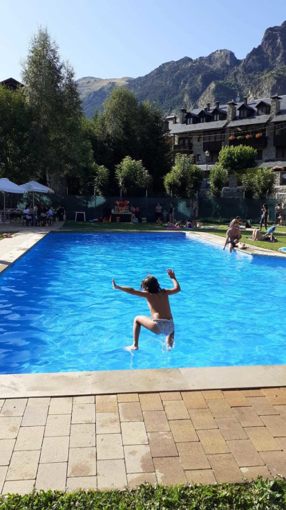 Envia'ns fotos relacionades amb l'estiu i guanya una estada a l'Hotel Estanys Blaus de Tavascan.