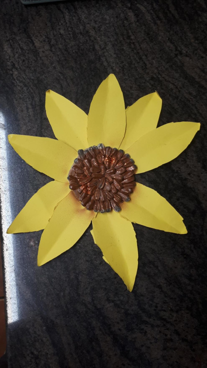 El pom d'una porta, una abella en una flor, una mà,...