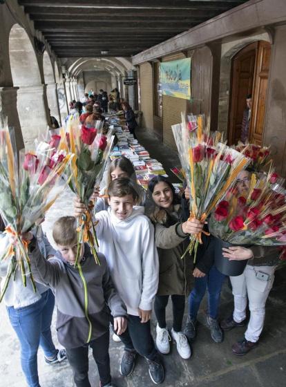 Rosas y libros llenan las calles de Lleida