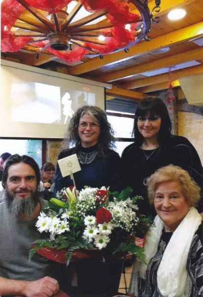 Felicita els teus familiars i amics pel seu aniversari, sant, casament enviant fotos a cercle@segre.com