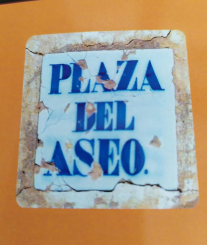Fotos de cartells, senyals de trànsit o notificacions divertides.