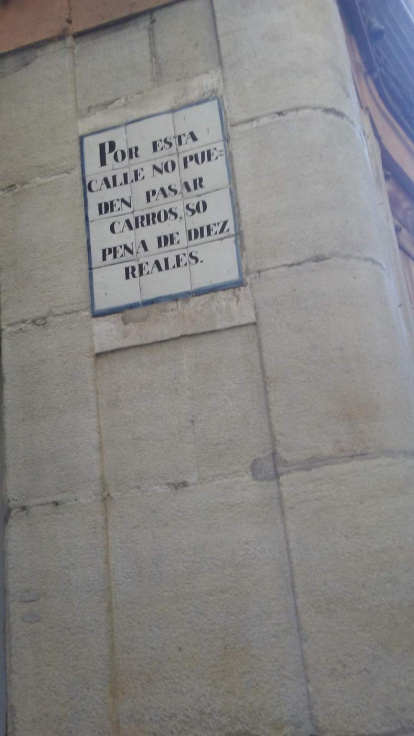 Fotos de cartells, senyals de trànsit o notificacions divertides.