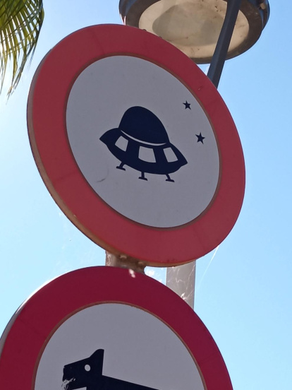 Fotos de cartells, senyals de trànsit o notificacions divertides.