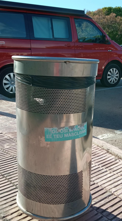 Fotos de cartells, senyals de trànsit o notificacions divertides.