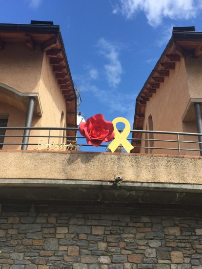 Aquestes són les imatges que ens heu enviat del vostre Sant Jordi confinat. Participa enviant-nos els teves imatges a través de les nostres xarxes socials o a través del correu segrecom@segre.com