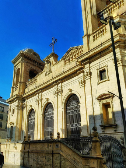Envia'ns fotos de balcons i façanes que t'hagin cridat l'atenció.