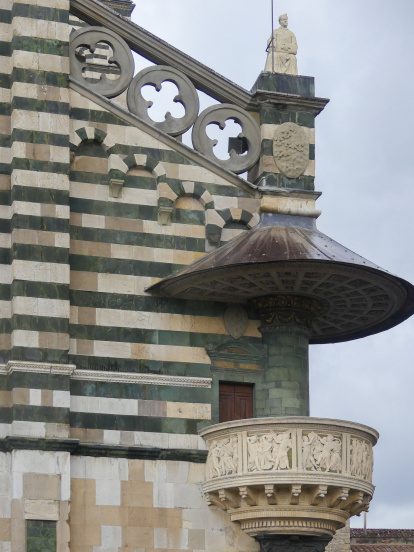 El balcó, dissenyat per a la prèdica, està situat en una cantonada de la catedral de Sant Esteve, a Prato.