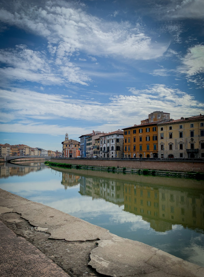 Pisa. La façana de la ciutat reflectida a les aigües plàcides del riu Arno al seu pas per la Toscana
