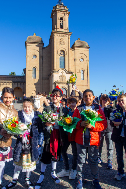 Les autoritats locals també van participar en l’ofrena.