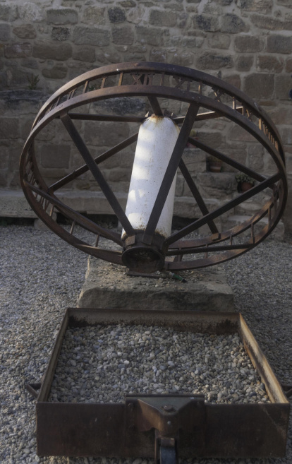 El rellotge de sol situat al castell de Torrebesses. 