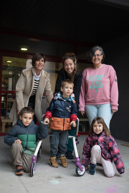 El Jan (centre) ha començat enguany a I3 a l’escola Francesco Tonucci. A la foto, amb la seua mare, l’educadora especial, la directora i dos companys de classe.