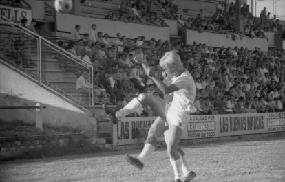 Jugada d’un partit amb la tribuna del Camp d’Esports plena.