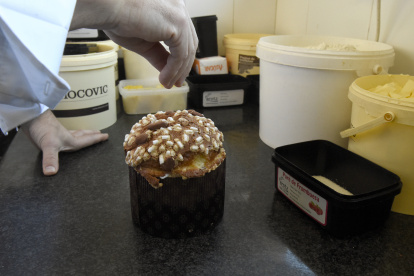 Un panettone acabat de sortir del forn i a punt d’entrar al circuit comercial.
