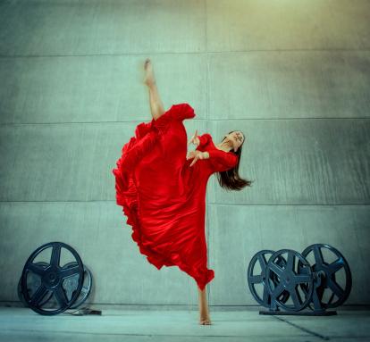 alliberament. “He descobert noves belleses, embolcallades per la vivesa de la fertilitat. Vincles entre pintura, fotografia, música i dansa, creant un espai on habiten emocions diverses, allunyant-se de qualsevol vestigi racional. Celebrem les art ...