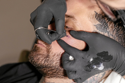 Tatuatge. Mentre la gent arribava a La Panera per assistir a les accions de l’artista, aquest es va fer tatuar el número del seu expedient d’adopció a la cara.