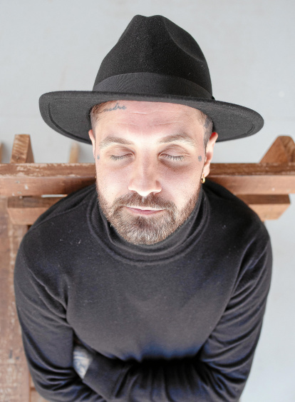 Fals descans. Retrat de l’artista en un insòlit moment de repòs. Azcona és una persona hiperactiva que viu en alerta permanent. La imatge es va fer aprofitant que l’artista va seure en un banc a l’exterior de la Panera i va tancar els ulls