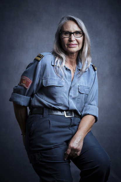 Cecília Egea, inspectora des de 1990. La primera dona en un “cos d’homes”. En una convocatòria interna li van denegar la plaça, dient-li que “el cos de bombers no està preparat per tenir una dona al comandament.